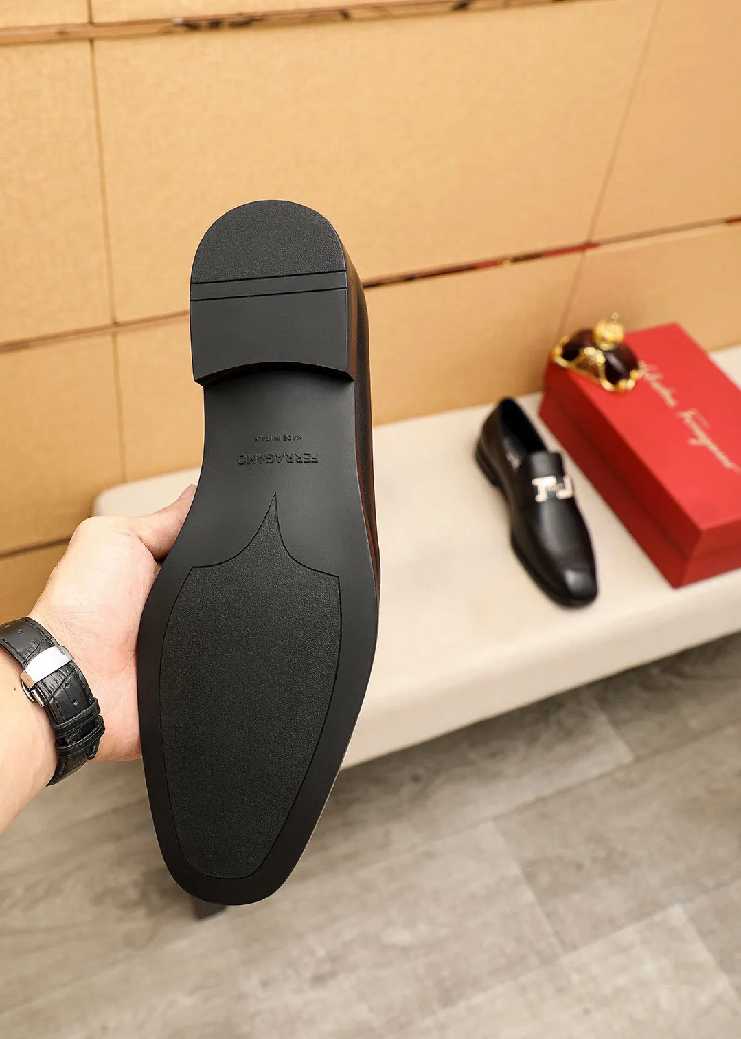 Men's shoes💰460💰 Product trademark: Ferragamo "Ferragamo" casual leather shoes Regular size: 38-44 (45🉑️customized) Product materials: Selected imported first-layer calfskin upper + luxury hardware buckle, imported water-dyed cow leather lining. Strong three-dimensional visual effect, original outsole color: 1⃣️color optional